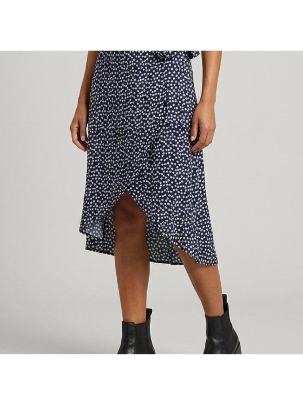 White and blue polka dot wrap midi skirt with tie waist, size M #polkadot #midi